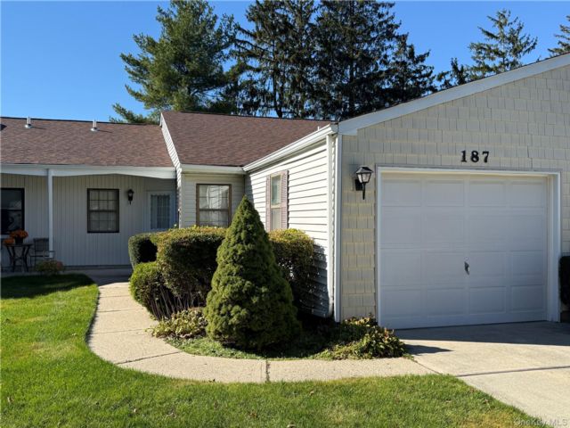  2 BR,  2.00 BTH &nbsp;Garden style home in Stony Brook