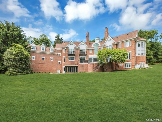  7 BR, 10.00 BTH &nbsp;Colonial style home in Old Westbury