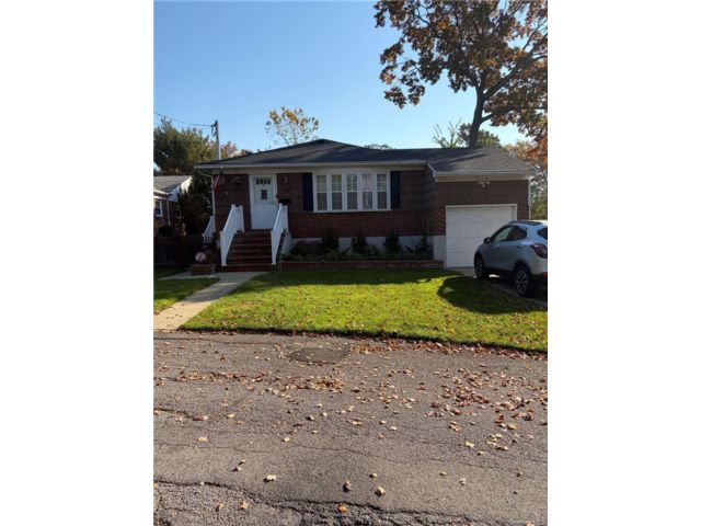  3 BR,  2.00 BTH &nbsp;Ranch style home in Merrick