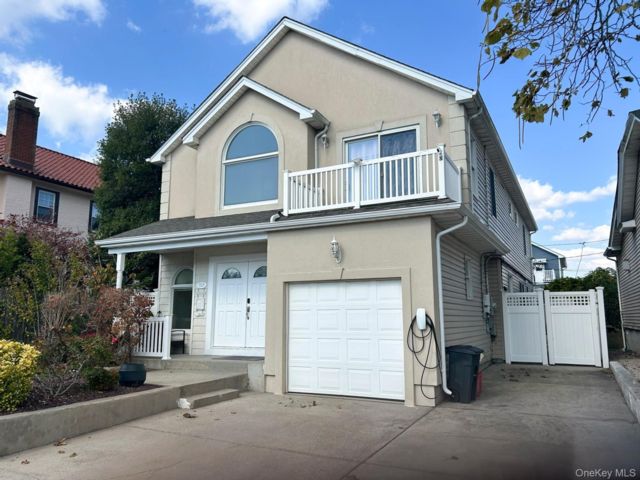  4 BR,  3.00 BTH &nbsp;Colonial style home in Long Beach